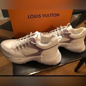Louis Vuitton AUTHENTIC sneaker. Excellent condition.  I have original receipt.